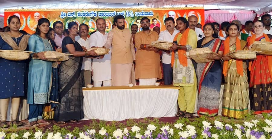 ಶ್ರೀರಂಗಪಟ್ಟಣದಲ್ಲಿ ಎನ್‌. ಶಂಕರೇಗೌಡ ಚಾರಿಟಬಲ್‌ ಟ್ರಸ್ಟ್‌ ಭಾನುವಾರ ಏರ್ಪಡಿಸಿದ್ದ ಕಾರ್ಯಕ್ರಮದಲ್ಲಿ ಮಾಜಿ ಸಚಿವ ಬಿ. ಶ್ರೀರಾಮುಲು ಮಹಿಳೆಯರಿಗೆ ಬಾಗಿನ ನೀಡಿದರು