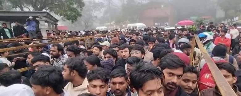 ನಂದಿಗಿರಿಧಾಮದ ಪ್ರವೇಶ ಟಿಕೆಟ್‌ಗಾಗಿ ಮುಗಿಬಿದ್ದಿರುವ ಪ್ರವಾಸಿಗರು