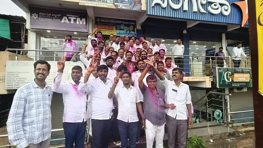 ಜೇವರ್ಗಿ ಪಿಕಾರ್ಡ್ ಬ್ಯಾಂಕ್ ಚುನಾವಣೆಯಲ್ಲಿ ಕಾಂಗ್ರೆಸ್ ಬೆಂಬಲಿತರು ಜಯ ಸಾಧಿಸಿದ ಹಿನ್ನೆಲೆಯಲ್ಲಿ ವಿಜಯೋತ್ಸವ ಆಚರಿಸಲಾಯಿತು