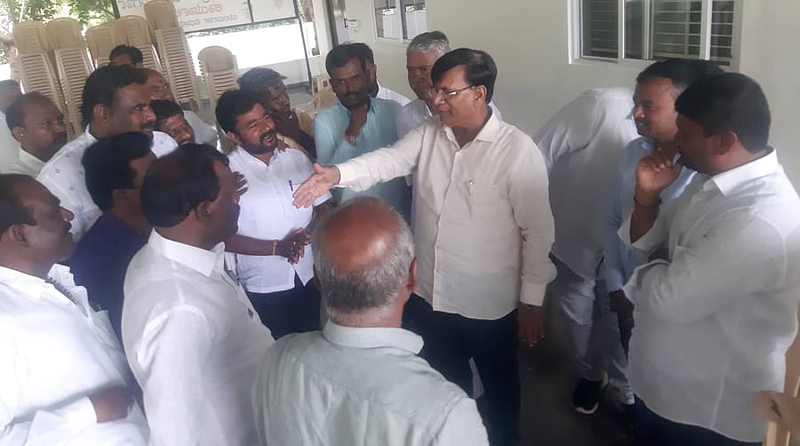 ಯಲಬುರ್ಗಾ ಪಟ್ಟಣದ ಶಾಸಕರ ಕಚೇರಿಯಲ್ಲಿ ಮಾದಿಗ ದಂಡೋರ ಮೀಸಲಾತಿ ಹೋರಾಟ ಸಮಿತಿ ಮುಖಂಡರು ಮುಖ್ಯಮಂತ್ರಿ ಆರ್ಥಿಕ ಸಲಹೆಗಾರ ಬಸವರಾಜ ರಾಯರಡ್ಡಿ ಅವರಿಗೆ ಮನವಿ ಸಲ್ಲಿಸಿದರು 