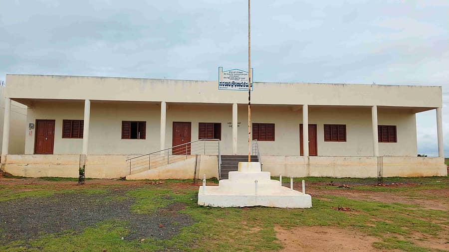 ಕೆರೂರ ಪಟ್ಟಣದಲ್ಲಿರುವ ಸರ್ಕಾರಿ ಪ್ರೌಢಶಾಲೆ ಕಟ್ಟಡ