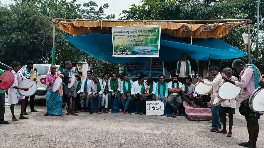 ಗೌರಿಬಿದನೂರು ನಗರಕ್ಕೆ ವಾಟದಹೊಸಹಳ್ಳಿ ಕೆರೆ ನೀರನ್ನು ಹರಿಸುವುದನ್ನು ವಿರೋಧಿಸಿ ರೈತರು ಶನಿವಾರ ತಮಟೆ ಚಳವಳಿ ನಡೆಸಿದರು