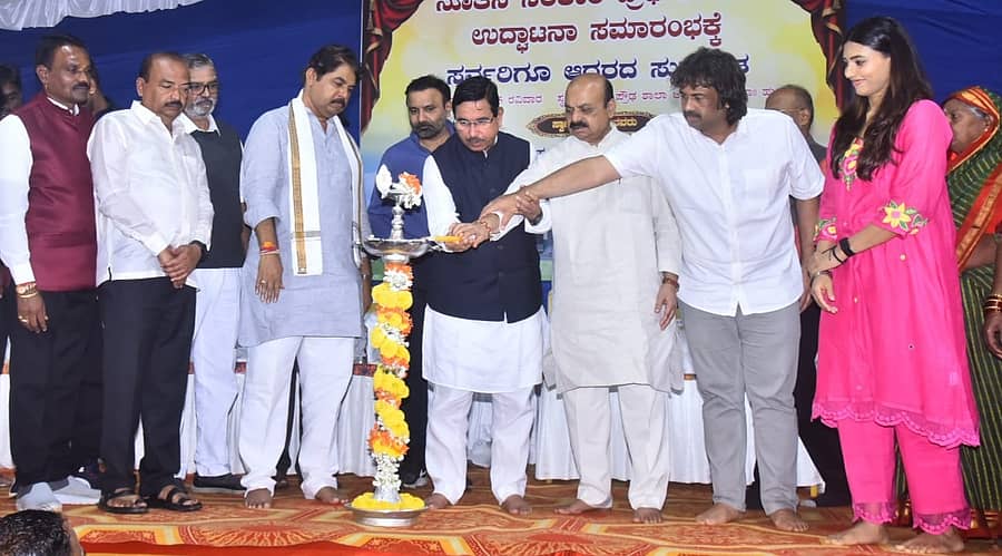 ಹುಬ್ಬಳ್ಳಿ ತಾಲ್ಲೂಕಿನ ಛಬ್ಬಿ ಗ್ರಾಮದಲ್ಲಿ ಭಾನುವಾರ ಆಯೋಜಿಸಿದ್ದ ಸರ್ಕಾರಿ ಪ್ರೌಢಶಾಲೆ‌ ಉದ್ಘಾಟನಾ ಕಾರ್ಯಕ್ರಮಕ್ಕೆ ಗಣ್ಯರು ಚಾಲನೆ ನೀಡಿದರು