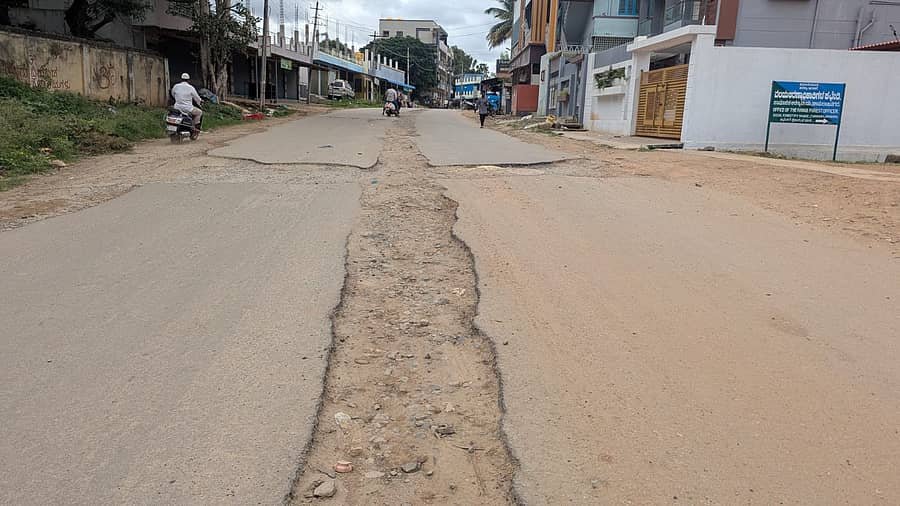 ಚಾಮರಾಜನಗರದ ಗಾಳಿಪುರ ಮುಖ್ಯರಸ್ತೆಯ ದುಸ್ಥಿತಿ