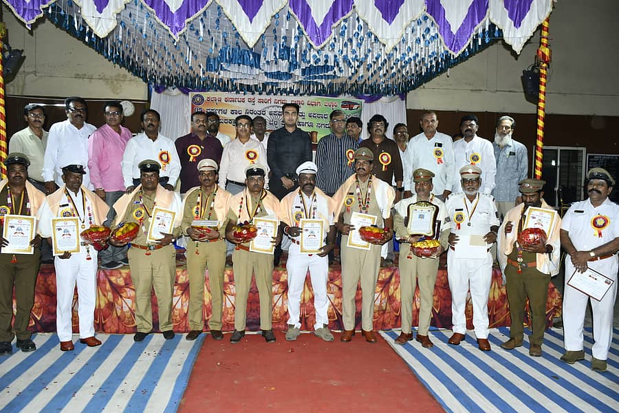 ಅಪಘಾತ ಮತ್ತು ಅಪರಾಧ ರಹಿತವಾಗಿ ಐದು ವರ್ಷ ಸೇವೆ ಸಲ್ಲಿಸಿದ ಕೆಕೆಆರ್‌ಟಿಸಿ ಚಾಲಕರಿಗೆ ಸಂಸ್ಥೆಯ ಬಳ್ಳಾರಿ ವಿಭಾಗದ ಕಚೇರಿಯಲ್ಲಿ ಶನಿವಾರ ‘ಸುರಕ್ಷಾ ಚಾಲಕ’ ಬೆಳ್ಳಿ ಪದಕ, ನಗದು ಬಹುಮಾನ ನೀಡಿ ಗೌರವಿಸಲಾಯಿತು