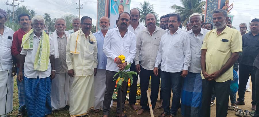 ಮದ್ದೂರು ಬಳಿಯ ಕೆ. ಕೋಡಿಹಳ್ಳಿಯಲ್ಲಿ ರಸ್ತೆ ಅಭಿವೃದ್ಧಿ ಕಾಮಗಾರಿಗೆ ಶನಿವಾರ ಶಾಸಕ ಕೆ.ಎಂ. ಉದಯ್ ಭೂಮಿಪೂಜೆ ನೆರವೇರಿಸಿದರು