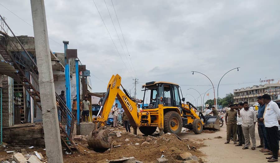 ಕೆಂಭಾವಿ ಪಟ್ಟಣದಲ್ಲಿ ಪುರಸಭೆ ವತಿಯಿಂದ ಫುಟ್‍ಪಾತ್ ಒತ್ತುವರಿ ತೆರವು ಮಾಡಲಾಯಿತು