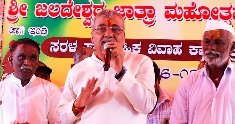 <div class="paragraphs"><p>ಇಂಡಿ ತಾಲ್ಲೂಕಿನ ಮಾವಿನಹಳ್ಳಿ ಗ್ರಾಮದ ಶ್ರೀ ಜಲದೇಶ್ವರ ಜಾತ್ರಾ ಮಹೋತ್ಸವದ ಅಂಗವಾಗಿ ಶನಿವಾರ ಹಮ್ಮಿಕೊಂಡಿದ್ದ ಸಾಮೂಹಿಕ ವಿವಾಹದಲ್ಲಿ ಪಾಲ್ಗೊಂಡ ಶಾಸಕ ಯಶವಂತರಾಯಗೌಡ ಪಾಟೀಲ &nbsp;ಮಾತನಾಡಿದರು.&nbsp; &nbsp;</p></div>