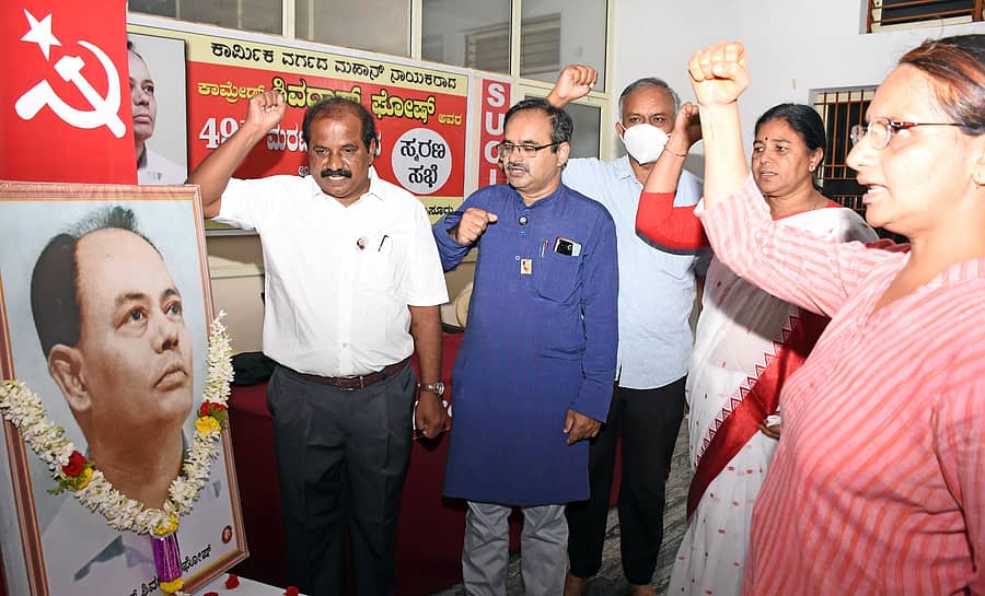 ಮೈಸೂರಿನಲ್ಲಿ ಭಾನುವಾರ ನಡೆದ ಸಾರ್ವಜನಿಕ ಸಭೆಯನ್ನು ಎಸ್‌ಯುಸಿಐಸಿ ರಾಜ್ಯ ಸೆಕ್ರೇಟರಿಯೇಟ್ ಸದಸ್ಯ ಕೆ.ಸೋಮಶೇಖರ್‌ ಘೋಷಣೆ ಕೂಗಿ ಉದ್ಘಾಟಿಸಿದರು. ಪದಾಧಿಕಾರಿಗಳು ದನಿಗೂಡಿಸಿದರು