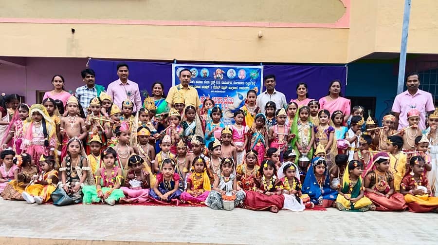 ರಾಮನಗರದ ಪಟೇಲ್ ಪಬ್ಲಿಕ್ ಆಂಗ್ಲ ಶಾಲೆಯಲ್ಲಿ ನೇಗಿಲಯೋಗಿ ಸಮಾಜ ಸೇವಾ ಟ್ರಸ್ಟ್, ಭಾರತ್ ವಿಕಾಸ್ ಪರಿಷತ್ ಹಾಗೂ ಅಲೆಯನ್ಸ್ ಕ್ಲಬ್ ವತಿಯಿಂದ ನಡೆದ ಕೃಷ್ಣ ಜನ್ಮಾಷ್ಟಮಿ ಕಾರ್ಯಕ್ರಮದಲ್ಲಿ ಕೃಷ್ಣ ಮತ್ತು ರಾಧಾ ವೇಷದಲ್ಲಿ ಚಿಣ್ಣರು ಗಮನ ಸೆಳೆದರು