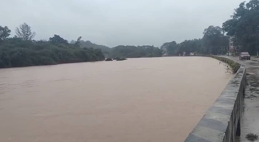 <div class="paragraphs"><p>ಶೃಂಗೇರಿಯಲ್ಲಿ ತುಂಗಾ ನದಿ ಉಕ್ಕಿ ಹರಿಯುತ್ತಿರುವ ದೃಶ್ಯ</p></div>