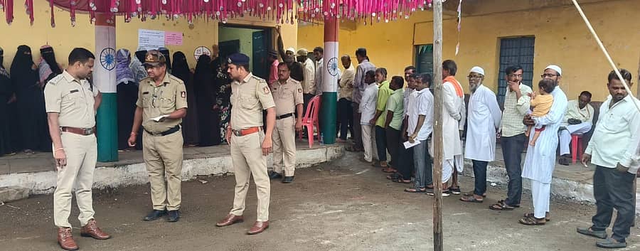 ಕಾಳಗಿಯಲ್ಲಿ ಭಾನುವಾರ ಮತದಾರರು ಸರತಿ ಸಾಲಿನಲ್ಲಿ ನಿಂತು ಮತದಾನ ಮಾಡಿದರು