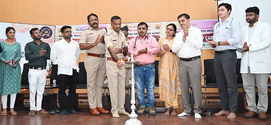 ಅರಕೇರಿಯಲ್ಲಿ ಐಆರ್‌ಬಿ ಪೊಲೀಸ್ ಬಟಾಲಿಯನ್‍ನಲ್ಲಿ ಶುಕ್ರವಾರ ‘ಆರಕ್ಷಕರ ನಡಿಗೆ ಆರೋಗ್ಯದ ಕಡೆಗೆ’ ಎಂಬ ಘೋಷವಾಕ್ಯದಡಿಯಲ್ಲಿ ಏರ್ಪಡಿಸಿದ್ದ ಬೃಹತ್ ರಕ್ತದಾನ ಶಿಬಿರ, ಆರೋಗ್ಯ ಉಚಿತ ತಪಾಸಣೆ ಮತ್ತು ಔಷಧ ವಿತರಣಾ ಕಾರ್ಯಕ್ರಮಕ್ಕೆ ಐಆರ್‌ಬಿ ಪೊಲೀಸ್ ಬಟಾಲಿಯನ್ ಕಮಾಂಡೆಂಟ್ ಪ್ರಸನ್ನಕುಮಾರ ಚಾಲನೆ ನೀಡಿದರು.