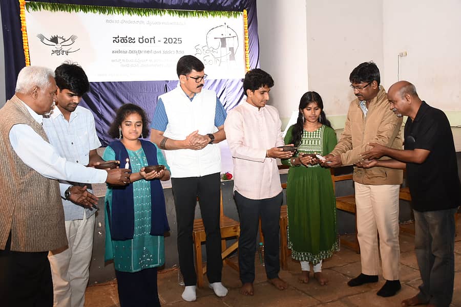 ಮಾನಸಗಂಗೋತ್ರಿಯ ಗಾಂಧಿ ಭವನದಲ್ಲಿ ಭಾನುವಾರ ‘ನಿರಂತರ ಸಹಜ ರಂಗ 2025’ ರಂಗ ತರಬೇತಿ ಶಿಬಿರದ ಉದ್ಘಾಟನೆಯಲ್ಲಿ ಸಿ. ಬಸವಲಿಂಗಯ್ಯ, ಎಂ.ಡಿ. ಸುದರ್ಶನ್‌, ಎಸ್. ನರೇಂದ್ರ ಕುಮಾರ್, ಪ್ರಸಾದ್ ಕುಂದೂರು ಹಾಗೂ ಶಿಬಿರಾರ್ಥಿಗಳು ಪಾಲ್ಗೊಂಡರು