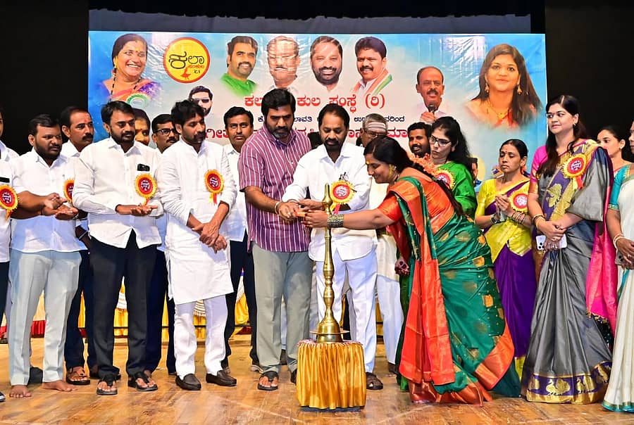 ರಾಯಚೂರಿನ ಪಂಡಿತ ಸಿದ್ದರಾಮ ಜಂಬಲದಿನ್ನಿ ರಂಗಮಂದಿರದಲ್ಲಿ ಕಲಾ ಸಂಕುಲ ಸಂಸ್ಥೆ ವತಿಯಿಂದ ಏರ್ಪಡಿಸಿದ್ದ ಸಂಗೀತೋತ್ಸವ ಹಾಗೂ ಪ್ರಶಸ್ತಿ ಪ್ರದಾನ ಕಾರ್ಯಕ್ರಮವನ್ನು ಮಾಜಿ ಸಚಿವ ಕೆ.ಶಿವನಗೌಡ ನಾಯಕ ಹಾಗೂ ವಿಧಾನ ಪರಿಷತ್ ಸದಸ್ಯ ವಸಂತಕುಮಾರ ಜಂಟಿಯಾಗಿ ಉದ್ಘಾಟಿಸಿದರು