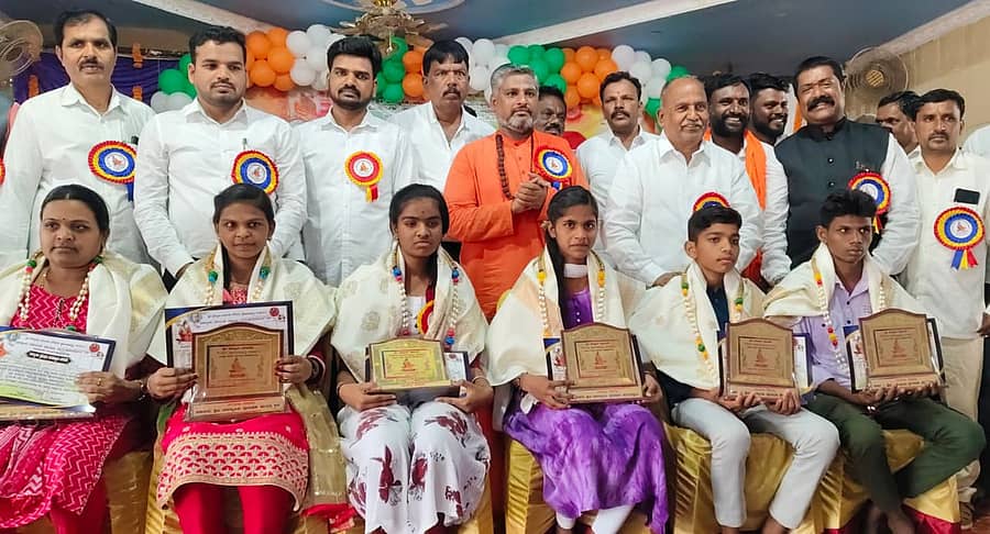 ಹೊಸದುರ್ಗದ ರಾಧ ಕೃಷ್ಣ ಸಮುದಾಯ ಭವನದಲ್ಲಿ ಭಾನುವಾರ ನಡೆದ ವಾಲ್ಮೀಕಿ ಪ್ರತಿಭಾ ಪುರಸ್ಕಾರ ಸಮಾರಂಭದಲ್ಲಿ ವಿದ್ಯಾರ್ಥಿಗಳಿಗೆ ಪ್ರತಿಭಾ ಪುರಸ್ಕಾರ ನೀಡಲಾಯಿತು