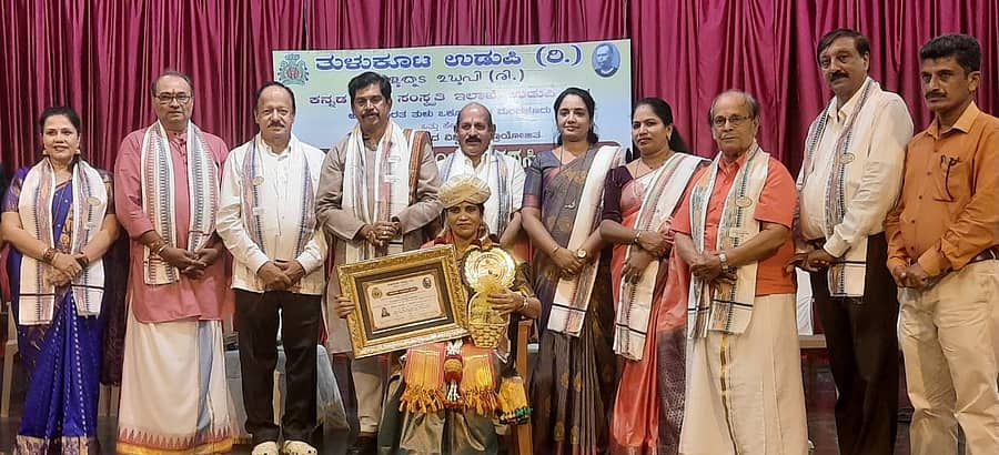 <div class="paragraphs"><p>ಮುಂಬಯಿಯ ಸಾಹಿತಿ ಶಾರದಾ ಎಂ. ಅಂಚನ್ ಕೊಡವೂರು ಅವರ ‘ಅಕೇರಿದ ಎಕ್ಕ್’ ಕಾದಂಬರಿಗೆ ಪಣಿಯಾಡಿ ಪ್ರಶಸ್ತಿ ಪ್ರದಾನ ಮಾಡಲಾಯಿತು</p></div>