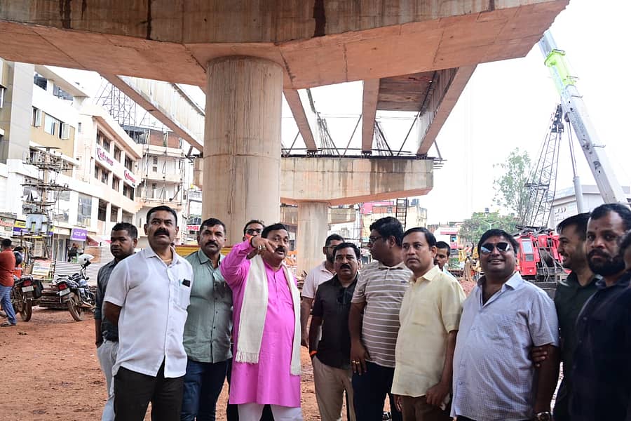 ಹುಬ್ಬಳ್ಳಿಯ ಹಳೇ ಬಸ್ ನಿಲ್ದಾಣದ ಬಳಿ ನಿರ್ಮಾಣ ಹಂತದಲ್ಲಿರುವ ಮೇಲ್ಸೇತುವೆ ಕಾಮಗಾರಿಯನ್ನು ಶಾಸಕ ಮಹೇಶ ಟೆಂಗಿನಕಾಯಿ ಭಾನುವಾರ ಪರಿಶೀಲಿಸಿದರು
