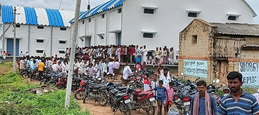 ಕವಿತಾಳ ಸಮೀಪದ ತೋರಣದಿನ್ನಿ ಗ್ರಾಮದಲ್ಲಿ ಭಾನುವಾರ ರಸಗೊಬ್ಬರ ಖರೀದಿಗೆ ನೂರಾರು ರೈತರು ಸರದಿ ಸಾಲಿನಲ್ಲಿ ನಿಂತಿದ್ದರು