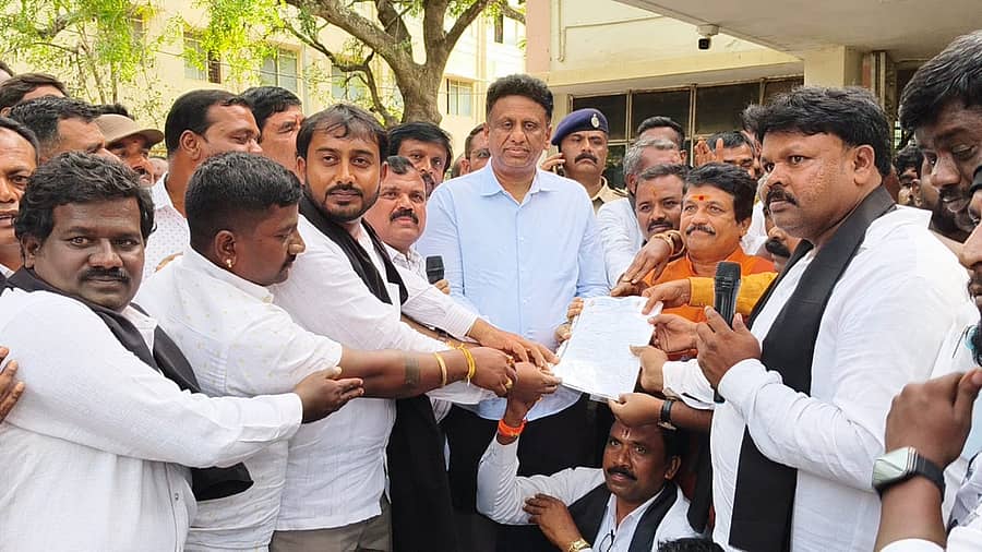 ಚಿಂತಾಮಣಿಯಲ್ಲಿ ಮಾದಿಗ ಜಾಗೃತಿ ಸಮಿತಿ ಸದಸ್ಯರು ಒಳಮೀಸಲಾತಿಗಾಗಿ ಒತ್ತಾಯಿಸಿ ಉನ್ನತ ಶಿಕ್ಷಣ ಸಚಿವ ಡಾ.ಎಂ.ಸಿ.ಸುಧಾಕರ್‌ಗೆ ಮನವಿ ಸಲ್ಲಿಸಿದರು