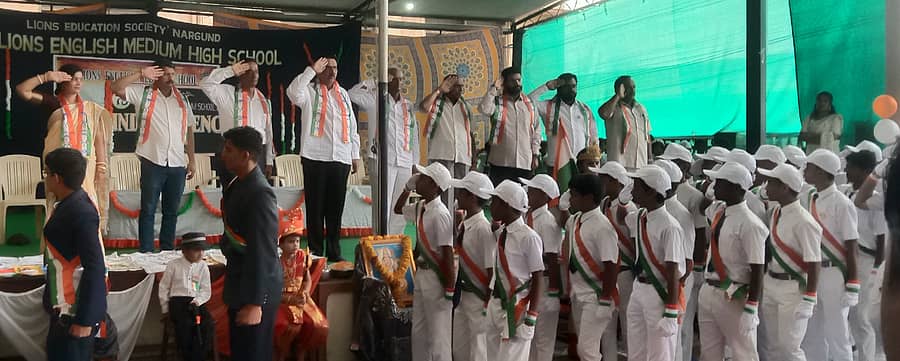 ನರಗುಂದದ ಲಯನ್ಸ್ ಇಂಗ್ಲೀಷ್ ಮಾಧ್ಯಮ ಶಾಲೆಯಲ್ಲಿ ನಡೆದ ಸ್ವಾತಂತ್ರ್ಯ ದಿನಾಚರಣೆ ಸಮಾರಂಭದಲ್ಲಿ ವಿದ್ಯಾರ್ಥಿಗಳಿಂದ ಪಥ ಸಂಚಲನ ನಡೆಯಿತು