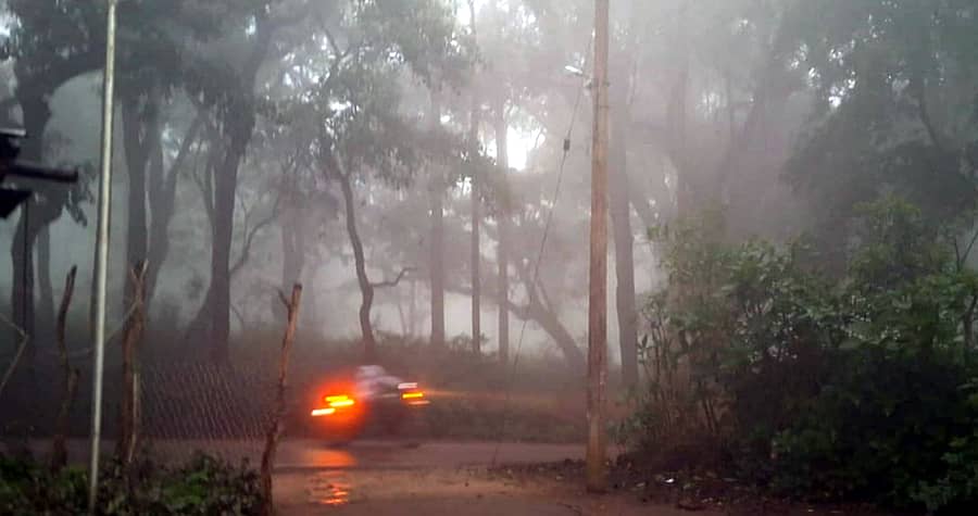 ಯಳಂದೂರು ತಾಲ್ಲೂಕಿನ ಬಿಳಿಗಿರಿರಂಗನಬೆಟ್ಟದಲ್ಲಿ ಭಾನುವಾರ ಸಂಜೆ ಸುರಿಯುವ ಸೋನೆ ಮಳೆ ನಡುವೆ ಬೈಕ್ನಲ್ಲಿ ಭಕ್ತರು ಸಾಗಿದರು.