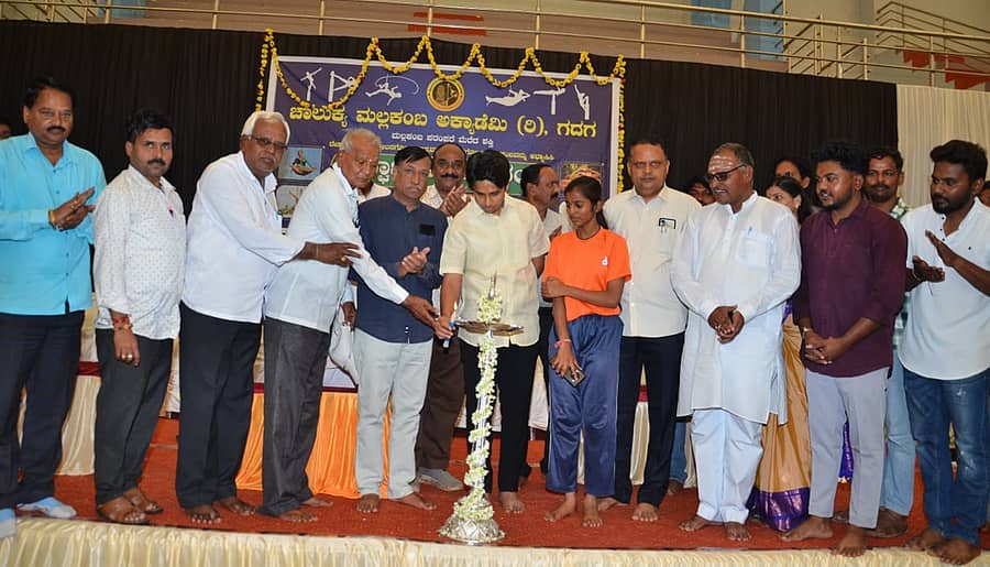 ಗದಗ ನಗರದ ಕಳಸಾಪುರ ರಸ್ತೆಯ ಜಿಲ್ಲಾ ಒಳಾಂಗಣ ಕ್ರೀಡಾಂಗಣದಲ್ಲಿ ಭಾನುವಾರ ನಡೆದ ಚಾಲುಕ್ಯ ಮಲ್ಲಕಂಬ ಅಕಾಡೆಮಿಯ ಕಾರ್ಯಕ್ರಮವನ್ನು ಯುವ ಕಾಂಗ್ರೆಸ್ ಸಮಿತಿಯ ಜಿಲ್ಲಾ ಅಧ್ಯಕ್ಷ ಕೃಷ್ಣಗೌಡ ಎಚ್. ಪಾಟೀಲ ಉದ್ಘಾಟಿಸಿದರು