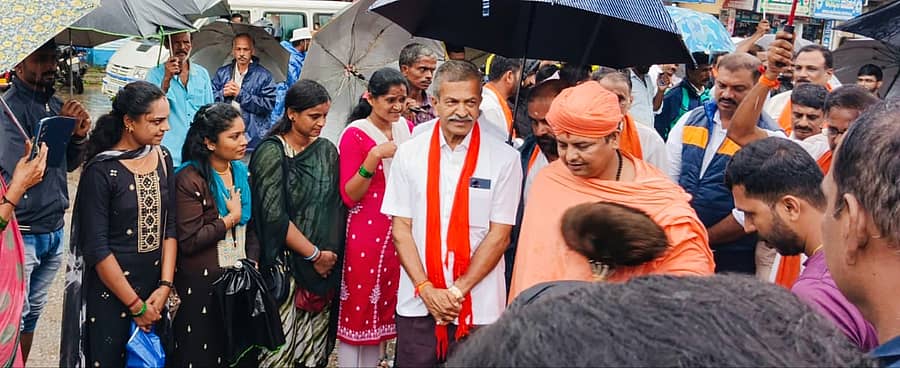 ಕೊಪ್ಪದಲ್ಲಿ ನಡೆದ ಧರ್ಮಸ್ಥಳ ಪರ ಹೋರಾಟದಲ್ಲಿ ಎನ್.ಆರ್.ಪುರ ಬಸ್ತಿಮಠದ ಲಕ್ಷ್ಮೀಸೇನ ಭಟ್ಟಾರಕ ಪಟ್ಟಾಚಾರ್ಯವರ್ಯ ಸ್ವಾಮೀಜಿ, ಮಾಜಿ ಶಾಸಕ ಡಿ.ಎನ್.ಜೀವರಾಜ್ ಭಾಗವಹಿಸಿದ್ದರು