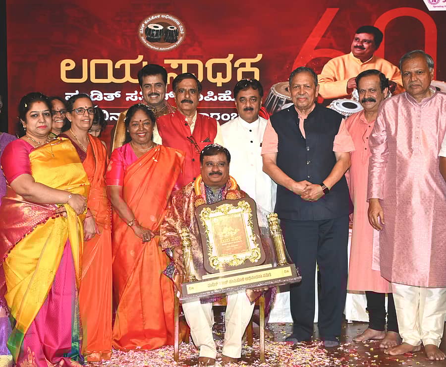ಕಾರ್ಯಕ್ರಮದಲ್ಲಿ ಸತೀಶ್ ಹಂಪಿಹೊಳಿ ಅವರನ್ನು ಅಭಿನಂದಿಸಲಾಯಿತು. ರೇಖಾ ಕೆ. ಗೋವಿಂದ್, ಗೀತಾ ರಾಮಾನುಜಂ, ಶ್ರೀನಿವಾಸ್, ಮನು ಬಳಿಗಾರ್, ವೂಡೇ ಪಿ. ಕೃಷ್ಣ, ಸಂತೋಷ್ ಹೆಗ್ಡೆ, ಶ್ರೀನಿವಾಸ ಪ್ರಭು ಮತ್ತು ಮೃತ್ಯುಂಜಯ ಶೆಟ್ಟರ್ ಉಪಸ್ಥಿತರಿದ್ದರು.
ಪ್ರಜಾವಾಣಿ ಚಿತ್ರ