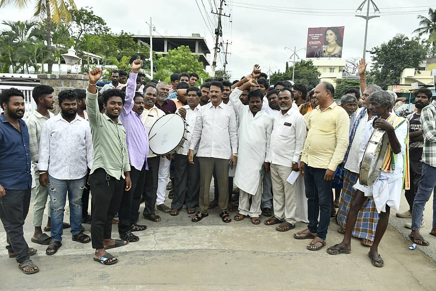 <div class="paragraphs"><p>ಒಳಮೀಸಲಾತಿ ಜಾರಿಗೆ ಆಗ್ರಹಿಸಿ ದಲಿತ ಸಮುದಾಯದ ಮುಖಂಡರು ಶಾಸಕ ನಾರಾ ಭರತ್‌ ರೆಡ್ಡಿ ಗೃಹ ಕಚೇರಿ ಎದುರು ಭಾನುವಾರ ಪ್ರತಿಭಟನೆ ನಡೆಸಿದರು</p></div>
