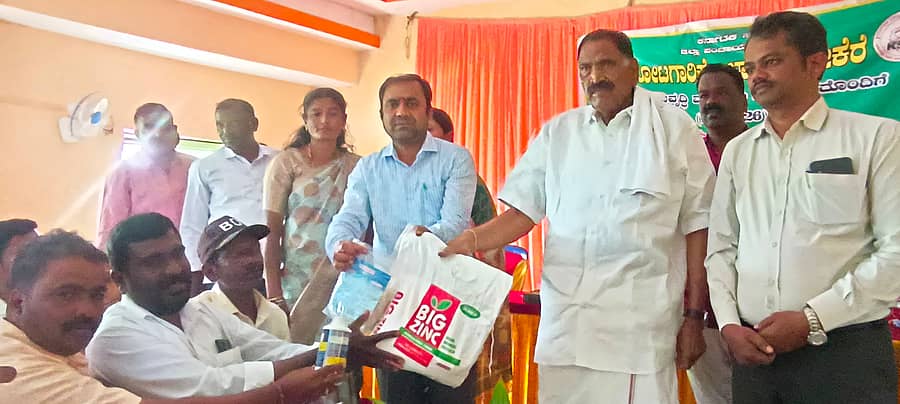 ತೆಂಗಿನ ಮರಗಳಿಗೆ ತಗುಲಿರುವ ರೋಗಗಳ ನಿಯಂತ್ರಣಕ್ಕೆ ತೋಟಗಾರಿಕಾ ಇಲಾಖೆಯಿಂದ ನೀಡಲಾಗುತ್ತಿರುವ ಔಷಧಿಗಳನ್ನು ಅರಸೀಕೆರೆಯಲ್ಲಿ ಶಾಸಕ ಕೆ.ಎಂ. ಶಿವಲಿಂಗೇಗೌಡ ವಿತರಿಸಿದರು