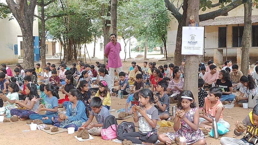 ತಿಪಟೂರಿನಲ್ಲಿ ಸೊಗಡು ಜನಪದ ಹೆಜ್ಜೆಯಿಂದ ನಡೆದ ಪರಿಸರ ಸ್ನೇಹಿ ಗೌರಿ– ಗಣಪತಿ ವಿಗ್ರಹ ತಯಾರಿಕಾ ಶಿಬಿರ