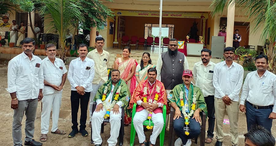 <div class="paragraphs"><p> ಮುದ್ದೇಬಿಹಾಳ ಪಟ್ಟಣದ ಬಸ್ ನಿಲ್ದಾಣದಲ್ಲಿ ಎನ್.ಎಸ್.ಯೂ.ಐ ಹಾಗೂ ಯುವ ಕಾಂಗ್ರೆಸ್ ವತಿಯಿಂದ ಹಮ್ಮಿಕೊಂಡಿದ್ದ ಕೇಂದ್ರದ ಸರ್ಕಾರದ ವಿರುದ್ಧ ಮತಗಳ್ಳತನ ಪ್ರಕರಣವನ್ನು ಖಂಡಿಸಿ ಸಾರಿಗೆ ಘಟಕದ ಬಸ್‌ಗೆ ಸ್ಟಿಕ್ಕರ್ ಅಂಟಿಸಿದರು.</p></div>