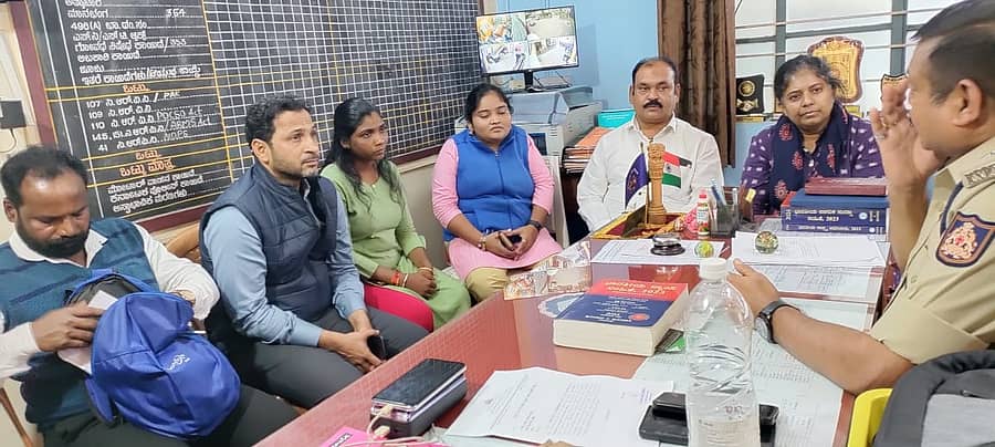 ಕಳಸ ತಾಲ್ಲೂಕಿನ ಸಂಸೆಯ ದಲಿತ ಯುವಕ ನಾಗೇಶ್ ಆತ್ಮಹತ್ಯೆಗೆ ಕಾರಣರಾದವರನ್ನು ಕೂಡಲೇ ಬಂಧಿಸಬೇಕು ಎಂದು ರಾಜ್ಯ ನಾಗರಿಕ ಹಕ್ಕುಗಳ ರಕ್ಷಣಾ ಸಂಘದ ನಿಯೋಗ ಡಿವೈಎಸ್‍ಪಿ ಬಾಲಾಜಿ ಸಿಂಗ್ ಅವರನ್ನು ಒತ್ತಾಯಿಸಿತು