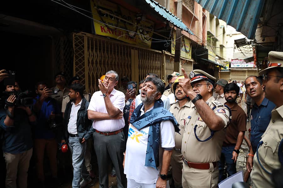 ಉಪ ಮುಖ್ಯಮಂತ್ರಿ ಡಿ.ಕೆ.ಶಿವಕುಮಾರ್‌ ಬೆಂಗಳೂರಿನ ನಗರ್ತಪೇಟೆಯಲ್ಲಿ ಅಗ್ನಿ ಅವಘಡ ಸಂಭವಿಸಿದ ಕಟ್ಟಡವನ್ನು ಭಾನುವಾರ ವೀಕ್ಷಿಸಿದರು.
