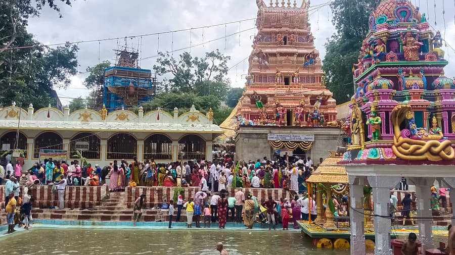 ಬಂಗಾರು ತಿರುಪತಿ ದೇಗುಲಕ್ಕೆ ನಾಲ್ಕನೇ ಶ್ರಾವಣ ಶನಿವಾರದ ಅಂಗವಾಗಿ ಹರಿದುಬಂದ ಭಕ್ತ ಸಾಗರ 