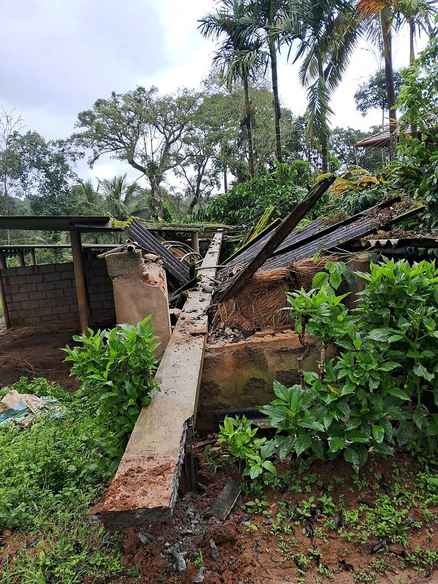 ಮಡಿಕೇರಿ ತಾಲ್ಲೂಕಿನ ಸಂಪಾಜೆ ಹೋಬಳಿ ಹೆರವನಾಡು ಗ್ರಾಮದ ಕೇಟೋಳಿ ಮೋಹನ್ ರಾಜ್ ಎಂಬುವವರ ಕೊಟ್ಟಿಗೆ ಮೇಲೆ ವಿದ್ಯುತ್ ಕಂಬ ಬಿದ್ದು ಕೊಟ್ಟಿಗೆ ಸಂಪೂರ್ಣ ಹಾನಿಯಾಗಿದೆ.
