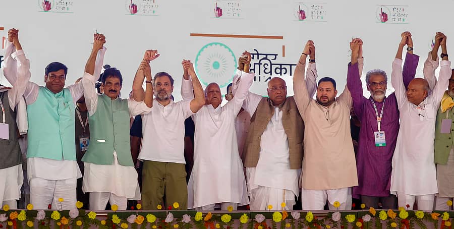 ಬಿಹಾರದಲ್ಲಿ ಭಾನುವಾರ ಆರಂಭಗೊಂಡ ‘ಮತದಾರನ ಅಧಿಕಾರ ಯಾತ್ರೆ’ ಸಂದರ್ಭದಲ್ಲಿ ‘ಇಂಡಿಯಾ’ ಕೂಟದ ನಾಯಕರು ಒಗ್ಗಟ್ಟು ಪ್ರದರ್ಶಿಸಿದರು –ಪಿಟಿಐ ಚಿತ್ರ