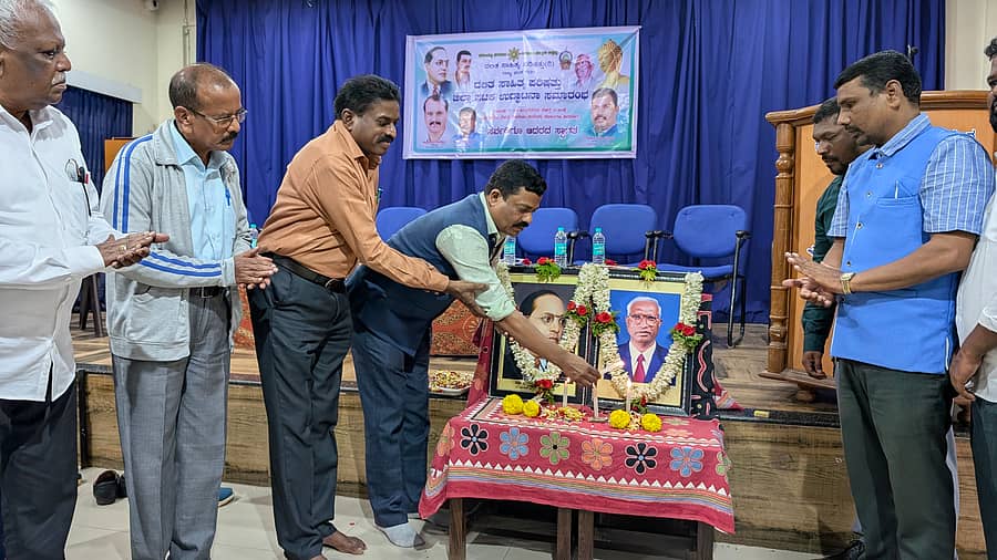 ಶಿವಮೊಗ್ಗ ಕಮಲಾ ನೆಹರು ಸ್ಮಾರಕ ಪ್ರಥಮ ದರ್ಜೆ ಮಹಿಳಾ ಕಾಲೇಜಿನಲ್ಲಿ ನಡೆದ ಕಾರ್ಯಕ್ರಮದಲ್ಲಿ ‘ದಲಿತ ಸಾಹಿತ್ಯ ಪರಿಷತ್ ಜಿಲ್ಲಾ ಘಟಕ’ವನ್ನು ಗಣ್ಯರು ಉದ್ಘಾಟಿಸಿದರು