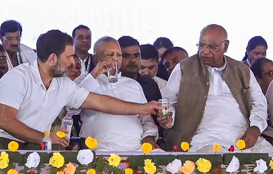<div class="paragraphs"><p>ರಾಹುಲ್ ಗಾಂಧಿ ಅವರು ಮಲ್ಲಿಕಾರ್ಜುನ ಖರ್ಗೆ, ಲಾಲು ಪ್ರಸಾದ್ ಅವರಿಗೆ ಕುಡಿಯಲು ನೀರು ಕೊಡುತ್ತಿರುವ ದೃಶ್ಯ</p></div>