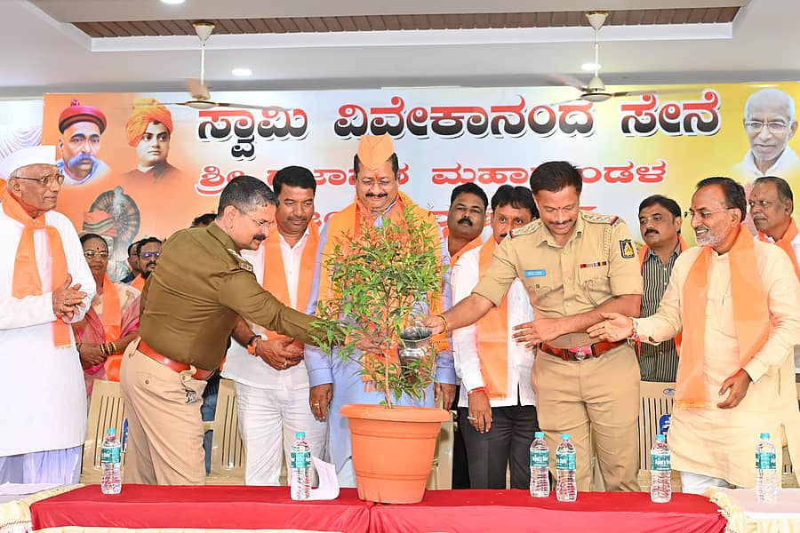 ವಿಜಯಪುರ ನಗರದ ಶಿವಾನುಭವ ಸಮುದಾಯ ಭವನದಲ್ಲಿ ಸ್ವಾಮಿ ವಿವೇಕಾನಂದ ಸೇನೆ ಶನಿವಾರ ಹಮ್ಮಿಕೊಂಡಿದ್ದ ಗಜಾನನ ಮಹಾಮಂಡಳಿಗಳ ಸಭೆಯ ಡಿವೈಎಸ್ಪಿ ಬಸವರಾಜ ಯಲಗಾರ,ಸಿಪಿಐ ಮಲ್ಲಯ್ಯ ಮಠಪತಿ ಉದ್ಘಾಟಿಸಿದರು 