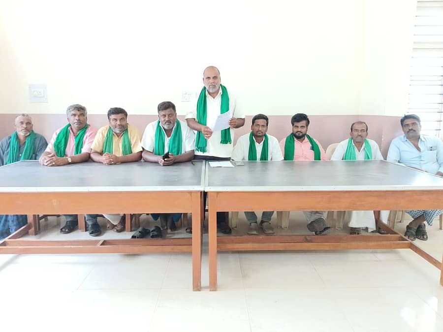 ಚಾಮರಾಜನಗರದ ಪ್ರವಾಸಿ ಮಂದಿರದಲ್ಲಿ ಭಾನುವಾರ ನಡೆದ ಪೂರ್ವಭಾವಿ ಸಭೆಯಲ್ಲಿರಾಜ್ಯ ರೈತ ಸಂಘ ಹಾಗೂ ಕರ್ನಾಟಕ ರಾಜ್ಯ ಕಬ್ಬು ಬೆಳೆಗಾರ ಸಂಘದ ರಾಜ್ಯಾಧ್ಯಕ್ಷ ಹಳ್ಳಿಕೆರೆ ಹುಂಡಿ ಭಾಗ್ಯರಾಜ್ ಮಾತನಾಡಿದರು