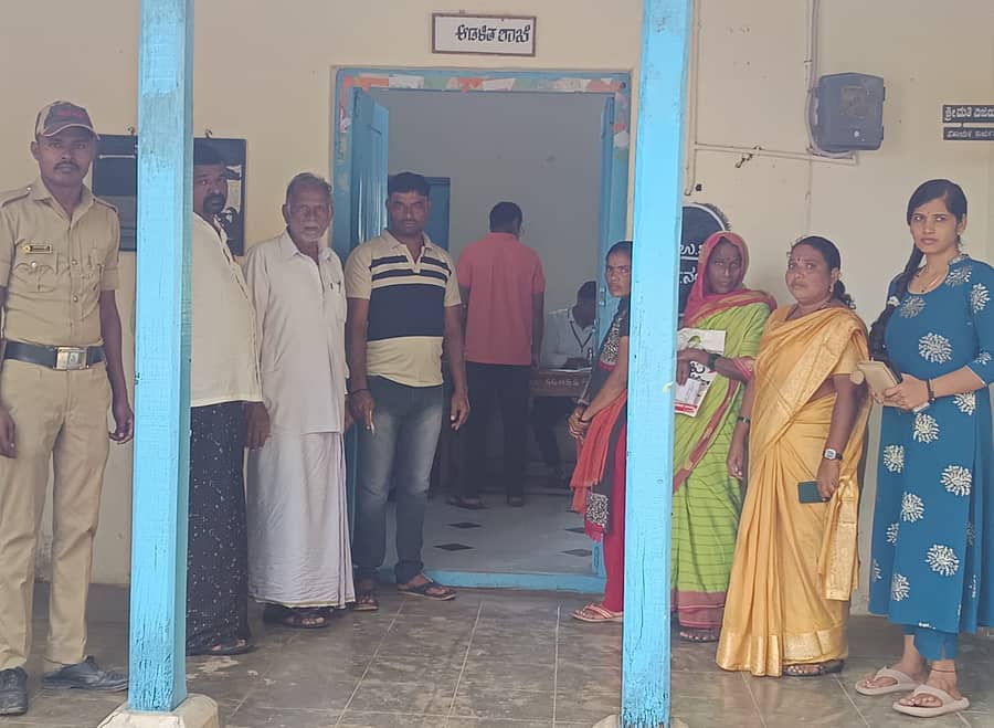 <div class="paragraphs"><p>ಸಿರವಾರ ಪಟ್ಟಣ ಪಂಚಾಯಿತಿಯ 12ನೇ ವಾರ್ಡ್‌ಗೆ ಭಾನುವಾರ ನಡೆದ ಉಪಚುನಾವಣೆ ನಡೆಯಿತು&nbsp;</p></div>