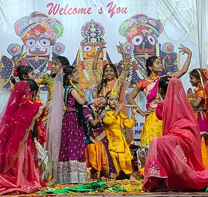 ಬೀದರ್‌ನ ಚಿಕ್ಕಪೇಟೆ ಸಮೀಪದ ಜಗನ್ನಾಥ ಮಂದಿರದಲ್ಲಿ ನಡೆದ ಕಾರ್ಯಕ್ರಮದಲ್ಲಿ ಚಿಣ್ಣರು ಕೃಷ್ಣ–ರಾಧೆಯರಾಗಿ ಗಮನ ಸೆಳೆದರು