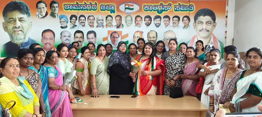 ರಾಮನಗರದಲ್ಲಿರುವ ಕಾಂಗ್ರೆಸ್ ಕಚೇರಿಗೆ ಕೆಪಿಸಿಸಿ ಮಹಿಳಾ ಘಟಕದ ರಾಜ್ಯಾಧ್ಯಕ್ಷೆ ಸೌಮ್ಯಾ ರೆಡ್ಡಿ ಅವರು ಭಾನುವಾರ ಭೇಟಿ ನೀಡಿ, ಮುಖಂಡರು ಹಾಗೂ ಕಾರ್ಯಕರ್ತರೊಂದಿಗೆ ಸಭೆ ನಡೆಸಿದರು. ನಗರಸಭೆ ಉಪಾಧ್ಯಕ್ಷೆ ಆಯಿಷಾ ಬಾನು ಹಾಗೂ ಇತರರು ಇದ್ದಾರೆ