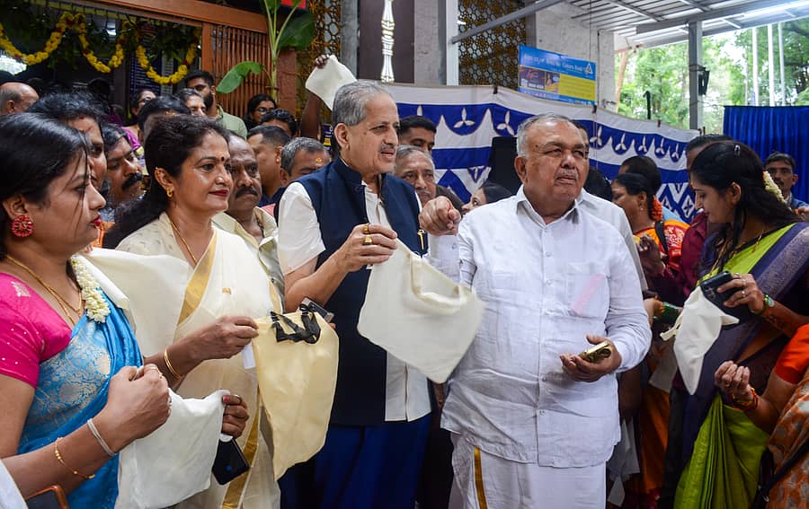 ರಾಮಲಿಂಗಾರೆಡ್ಡಿ ಅವರು ಬಟ್ಟೆಯ ಕೈಚೀಲಗಳನ್ನು ವಿತರಿಸಿದರು. ಯು.ಬಿ.ವೆಂಕಟೇಶ್ ಉಪಸ್ಥಿತರಿದ್ದರು