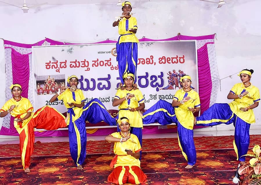 ಬೀದರ್ ತಾಲ್ಲೂಕಿನ ಮನ್ನಳ್ಳಿ ಗ್ರಾಮದಲ್ಲಿ ನಡೆದ ಯುವ ಸೌರಭದಲ್ಲಿ ಯುವತಿಯರ ತಂಡ ಪ್ರದರ್ಶಿಸಿದ ಸಮೂಹ ನೃತ್ಯ ಗಮನ ಸೆಳೆಯಿತು