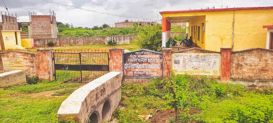 ಹುಲಸೂರ ಪಟ್ಟಣದ ಸರ್ಕಾರಿ ಬಡಾವಣೆ ಶಾಲೆಯಲ್ಲಿ ಈ ಹಿಂದೆ ಕ್ಷೇತ್ರ ಶಿಕ್ಷಣಾಧಿಕಾರಿಗಳ ಕಚೇರಿ ಎಂದು ನಾಮಫಲಕ ಅಳವಡಿಸಿರುವುದು