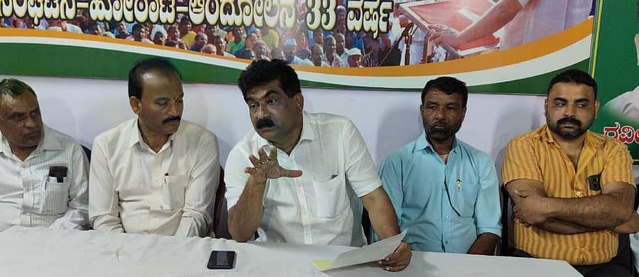 ಗ್ರಾಮ ಅರಣ್ಯ ಹಕ್ಕು ಸಮಿತಿಯಲ್ಲಿ ತಿರಸ್ಕರಿಸಲ್ಪಟ್ಟ ಅರ್ಜಿಗಳ ಕುರಿತು ಶಿರಸಿಯ ಜಿಲ್ಲಾ ಅರಣ್ಯ ಭೂಮಿ ಹಕ್ಕು ಹೋರಾಟಗಾರರ ವೇದಿಕೆ ಕಾರ್ಯಾಲಯದಲ್ಲಿ ಸೋಮವಾರ ನಡೆದ ಸಮಾಲೋಚನಾ ಸಭೆಯಲ್ಲಿ ರವೀಂದ್ರ ನಾಯ್ಕ ಮಾತನಾಡಿದರು