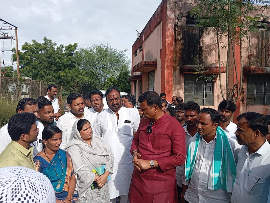 ಹುಮನಾಬಾದ್ ತಾಲ್ಲೂಕಿನ ಹುಡಗಿ ಗ್ರಾಮದಲ್ಲಿನ ಪಂಪ್‌ಹೌಸ್‌ಗೆ ಶಾಸಕ ಡಾ.ಸಿದ್ದಲಿಂಗಪ್ಪ ಪಾಟೀಲ ಭೇಟಿ ನೀಡಿ ಮುಖ್ಯಾಧಿಕಾರಿ ವನಿತಾ ಅವರೊಂದಿಗೆ ಚರ್ಚೆ ನಡೆಸಿದರು 